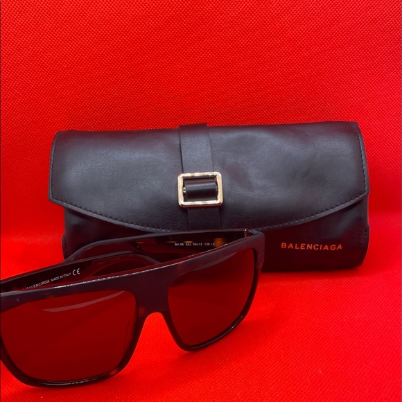 ๐ถ๏ธ "Shade in Style with Authentic Balenciaga Sunglasses!" ๐ถ๏ธ - Picture 8 of 9